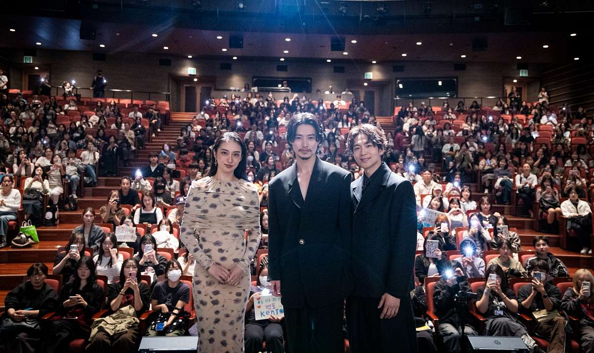 山崎賢人＆松下洸平は黒スーツ、武井咲が花柄ドレス姿で釜山の舞台挨拶に登壇