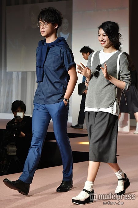 有末麻祐子（右）