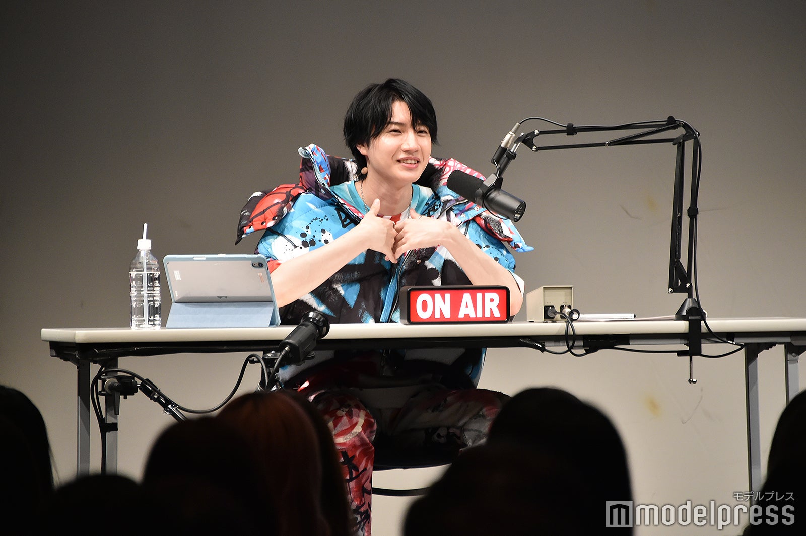 最近ホラー映画「呪詛」を観たと語る桜田通（手は呪詛のポーズ）（C）モデルプレス