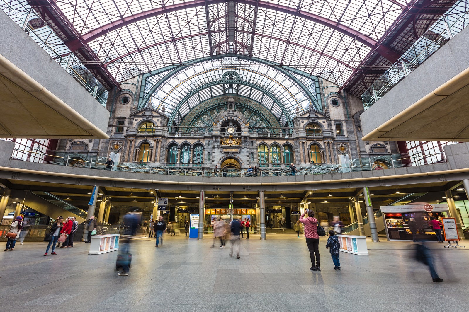 トラムやバスの１日乗車券を購入し、アントワープ巡りの準備を整えましょう。インフォメーションセンターに立ち寄って情報収集するのも◎(c)VISITFLANDERS