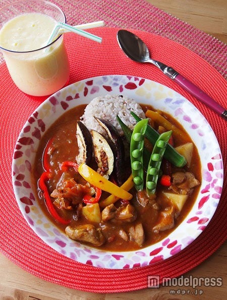 野菜を食べるさらさらカレーとマンゴーラッシー