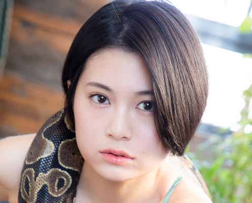 “乳教祖”RaMu、水着姿で爬虫類とグラビア共演