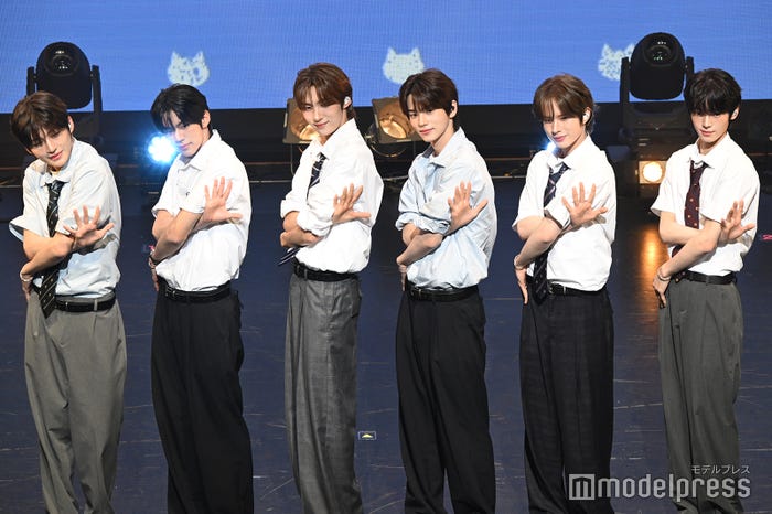 (左から)JIHOON(ジフン)、DOHOON(ドフン)、YOUNGJAE(ヨンジェ)、SHINYU(シンユ)、KYUNGMIN(ギョンミン)、HANJIN(ハンジン)(C)モデルプレス