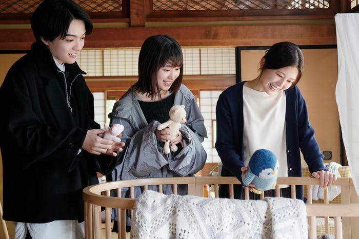 西畑大吾、福本莉子、佐津川愛美(C)2026藤まる/双葉社・「時給三〇〇円の死神」製作委員会