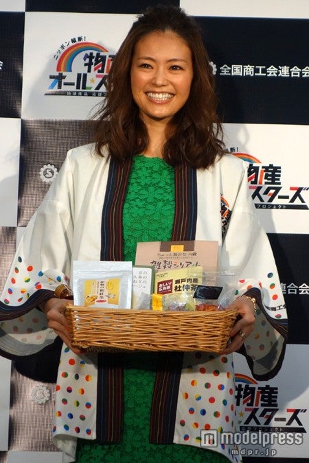 「AneCan」モデル葛岡碧、ミニワンピでスタイルキープの秘訣を明かす