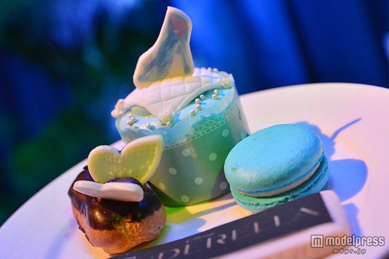 スイーツもシンデレラをイメージした“ブルー”