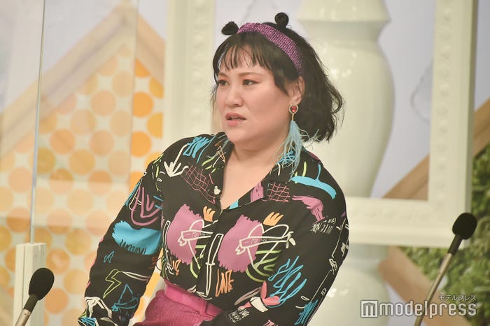 ドン引きするバービー (C)モデルプレス