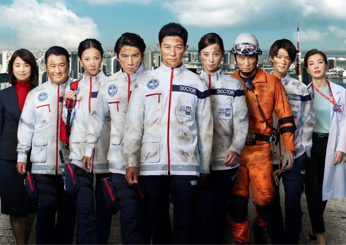 (左から)石田ゆり子、小手伸也、菜々緒、賀来賢人、鈴木亮平、中条あやみ、要潤、佐野勇斗、仲里依紗「TOKYO MER~走る緊急救命室~」(C)TBS