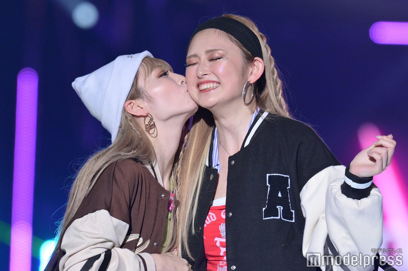 ゆうちゃみ、妹・ゆいちゃみから“ほっぺチュー” 姉妹仲良しランウェイ披露＜TGC 2022 A／W＞