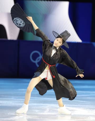 「衣装チェンジでK-POPアイドルのような衣装に」五輪エキシビ、韓国期待の20歳が「黒→白」変化 最後は白のセパレート衣装で躍動「歴史上の人物が現代のアイドルに転生」