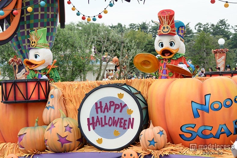 華やかなパレード「ハッピーハロウィーンハーベスト」／（左）ルーイ（右）ヒューイ