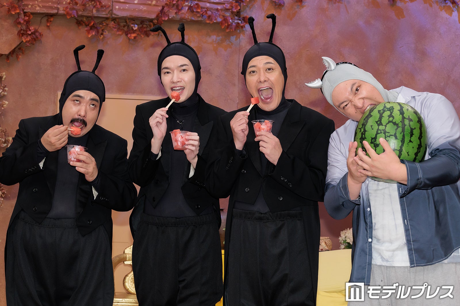 鈴木モグラ、深澤辰哉、有田哲平、兎（C）モデルプレス
