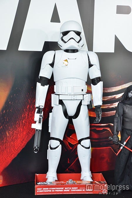 「FIRST ORDER STORMTROOPER BATTLE BUDDY STORMTROOPER DU PREMIER COMPAGNON DE COMBAT」(48インチフィギュア ストームトルーパー)19800円/11月下旬発売予定(C)&TM Lucasfilm Ltd.