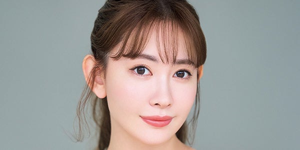 小嶋陽菜、ビキニ姿でふんわり美ボディ披露「月刊ヤンマガ」表紙登場