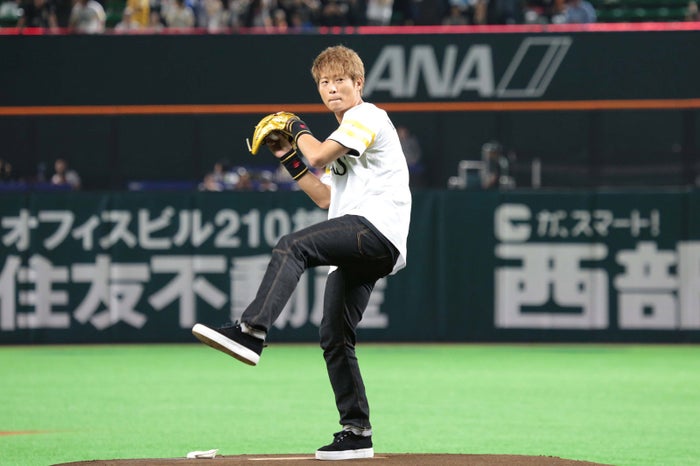 Exile黒木啓司 初始球式で会場沸かす 特注プレゼントに感激 モデルプレス