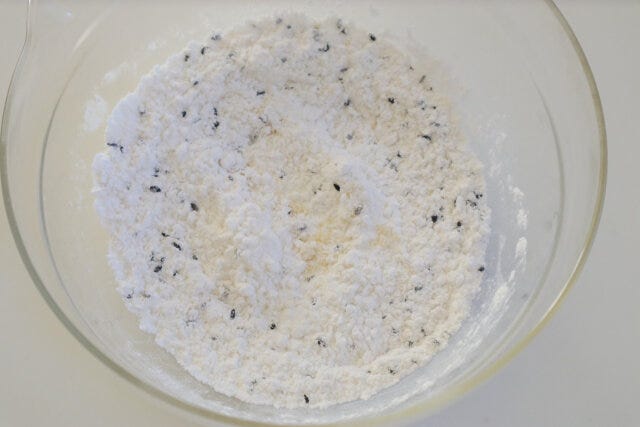 ボウルに米粉、アーモンドプードル、砂糖、塩、黒いりごまを入れ、泡立て器でぐるぐる混ぜ合わせる。