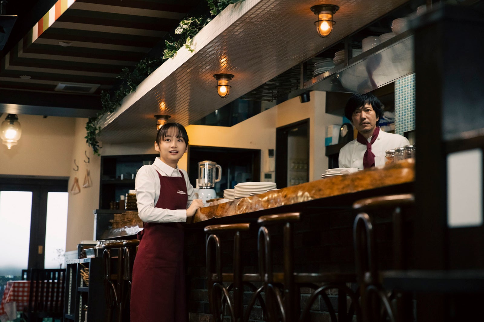 影山優佳、田辺誠一「ハコビヤ」第2話より（C）「ハコビヤ」製作委員会