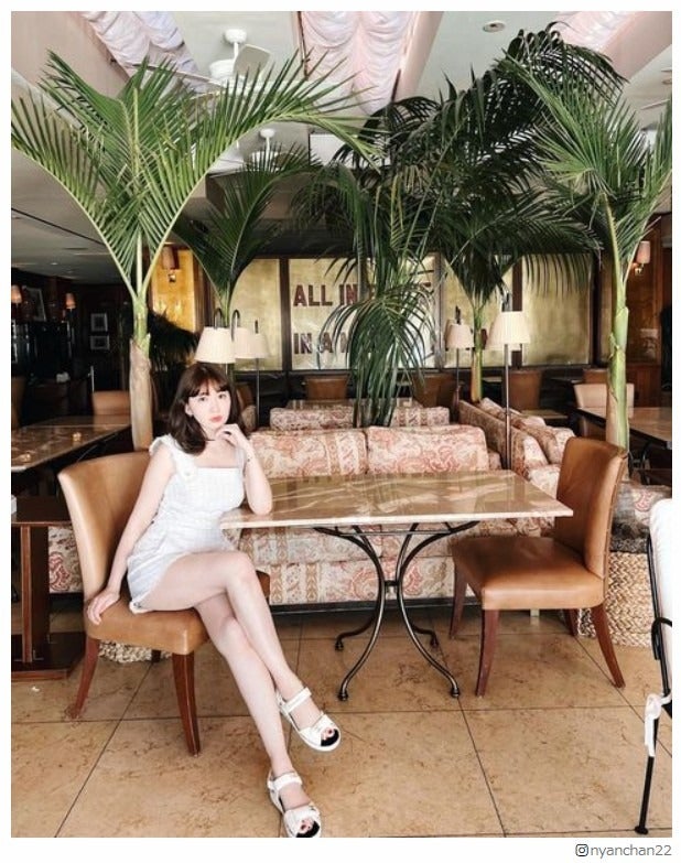 小嶋陽菜“ミニ丈コーデ”で美脚際立つ「美しすぎる」「スタイルキープ法知りたい」と反響殺到