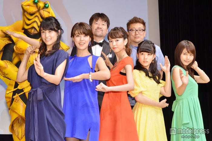 (前列左から)山本美月、藤井美菜、桐谷美玲、高畑充希、有村架純(後列左から)佐藤二朗、福田雄一監督/2014年5月の「女子ーズ」イベント時に撮影 (C)モデルプレス