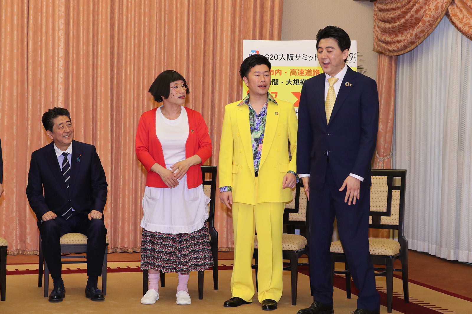 （左から）安倍晋三首相、すっちー、吉田裕、佐竹正史 （提供写真）