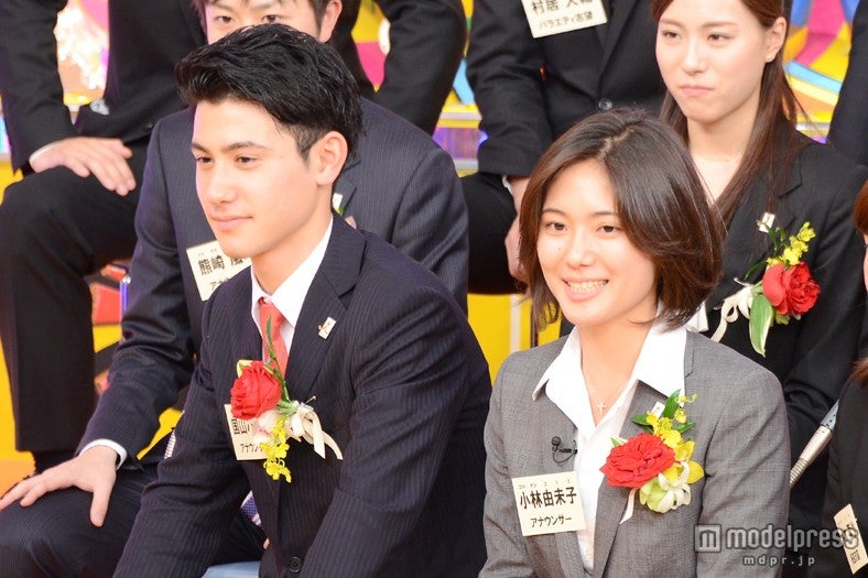 国山ハセンアナウンサー（左）、小林由未子アナウンサー（右）