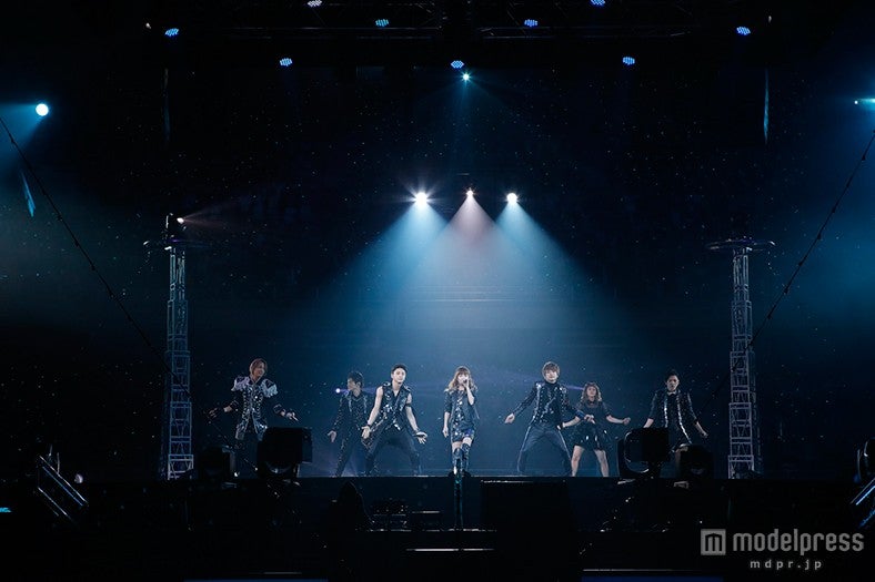 「AAA ARENA TOUR 2015 10th Anniversary -Attack All Around-」ステージの様子