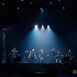 「AAA ARENA TOUR 2015 10th Anniversary -Attack All Around-」ステージの様子