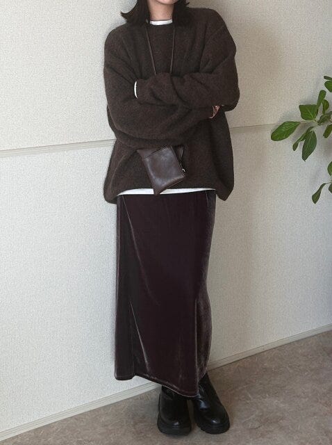 GUベロアナローマキシスカートとオーバーニットのブラウンコーデ