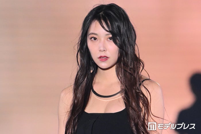 白間美瑠、水着で美ボディ際立つ「脚綺麗」「可愛い」