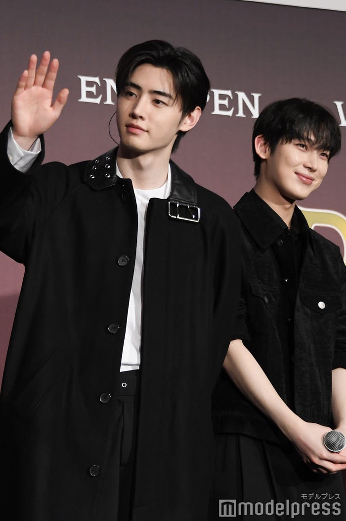 ファンに手を振るSUNGHOON(ソンフン)、微笑むSUNOO(ソヌ)(C)モデルプレス