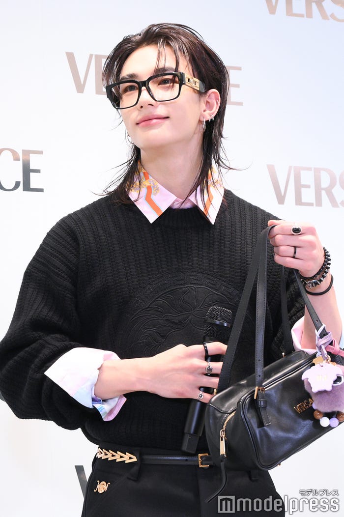 プレゼントを受け取り笑顔を浮かべるヒョンジン(C)モデルプレス