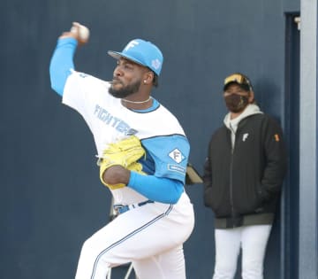 日本ハム 新助っ投・ラオが初ブルペン 時差ボケで午前2時起きもボールには納得「もう準備はできている」新庄監督も熱視線