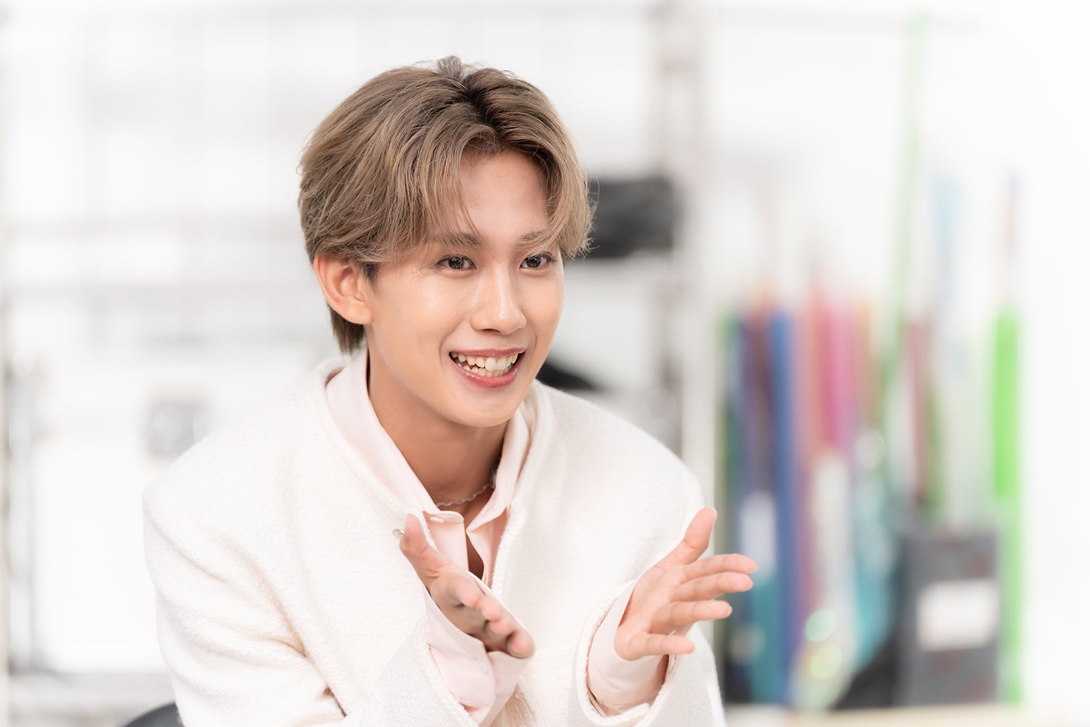 鈴木凌「SHElikes（シーライクス）」新CMオフショット（提供写真）