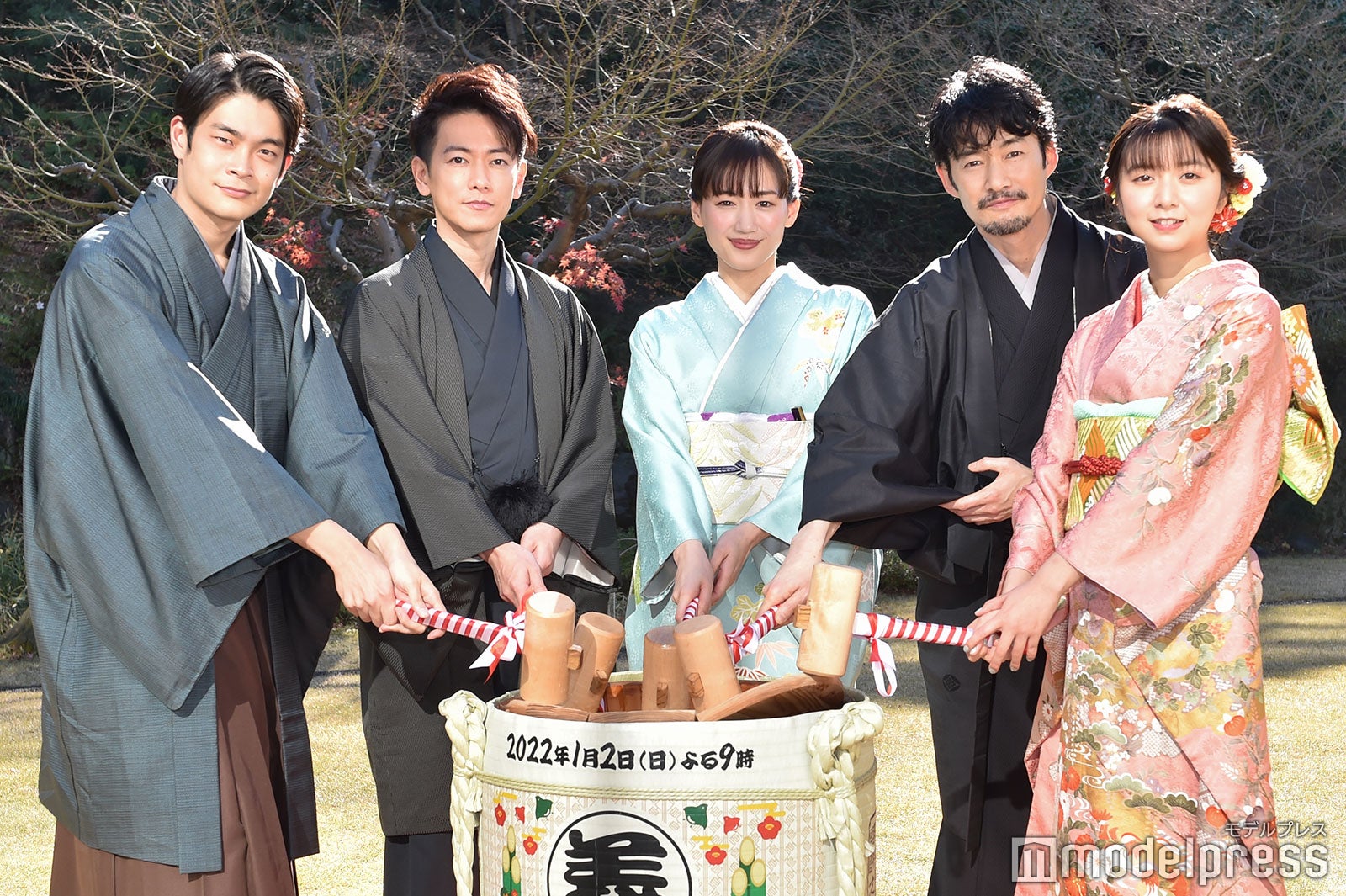 綾瀬はるか・佐藤健ら晴れ着で集結 書き初め＆鏡開きで「ぎぼむすSP」アピール