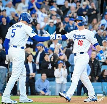 ドジャース スミスがキャリア初の1番で先頭打者アーチ！大谷翔平がベンチで満面笑み→お尻を強めにたたく スタンドも大歓声
