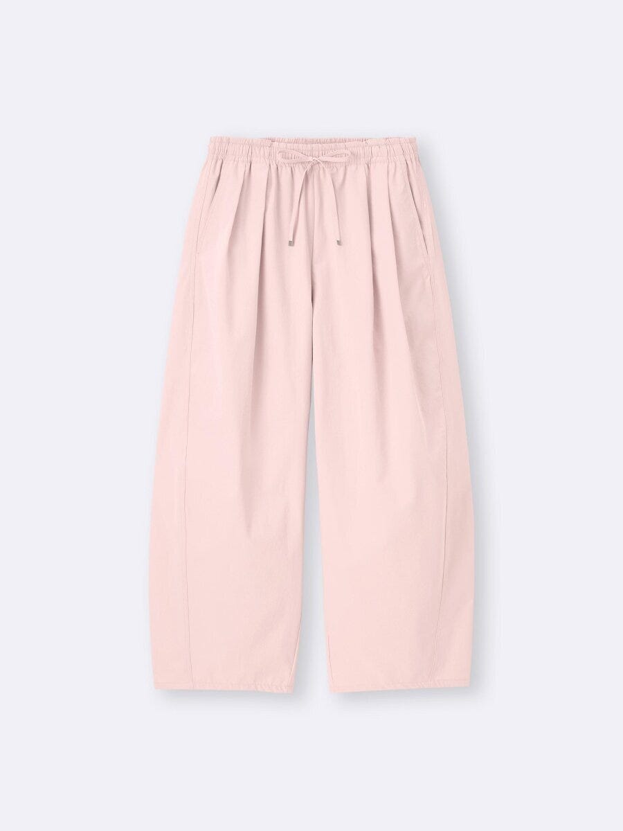 淡いピンク色のバレルアンクルパンツ