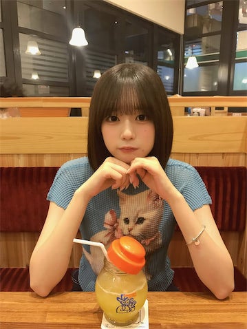 エビ中・小久保柚乃、おしゃれな猫T姿で"コメダ"満喫「AIかってくらい可愛いすぎる」