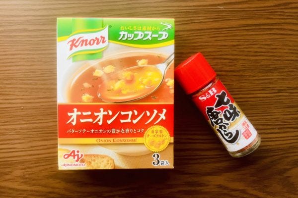 オニオンスープと七味唐辛子
