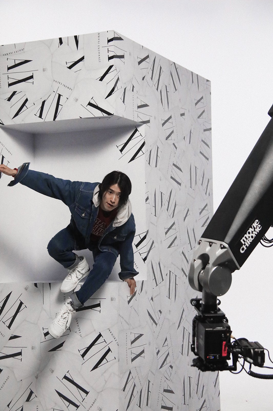 山崎賢人／メイキングカット（画像提供：ジョルジオ アルマーニ）