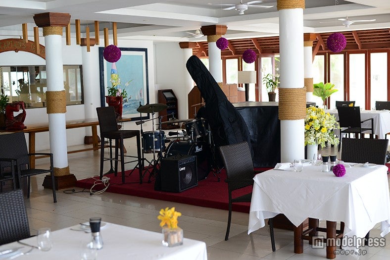 海からの風が吹き抜けるダイニング／時々ライブ演奏も披露される