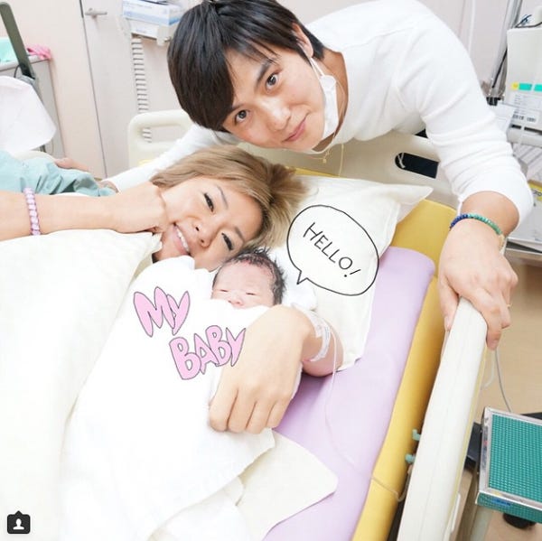 幸せいっぱいの家族ショット/福王寺彩野Instagramより