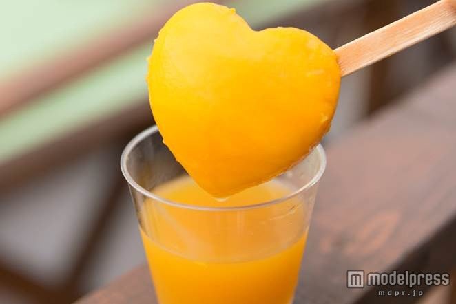 2326牧場のパッションフルーツジュースにつけて食べる「ハートマンゴー」／画像提供：NUI