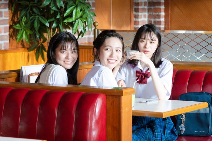 永瀬莉子、秋田汐梨、田鍋梨々花『17.3 about a sex』(C)AbemaTV