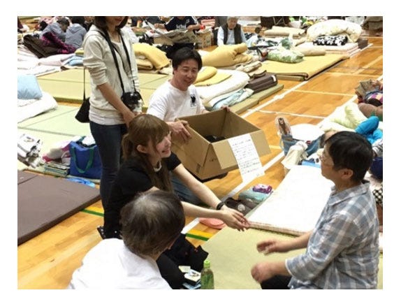 被災者と交流/益若つばさ公式ブログ(Ameba)より