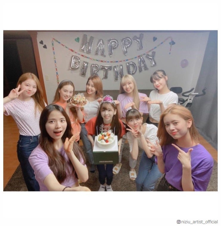 NiziU、ミイヒに誕生日サプライズ 集合ショットに反響殺到