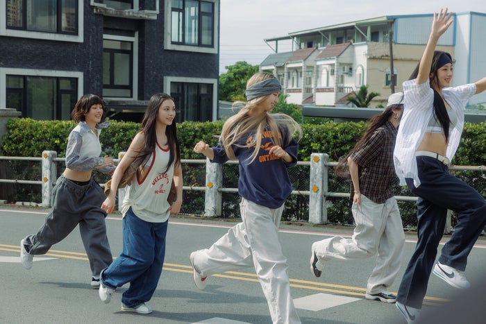 NewJeansのバギースタイルに注目集まる “ゆるエモ”を楽しむ夏到来