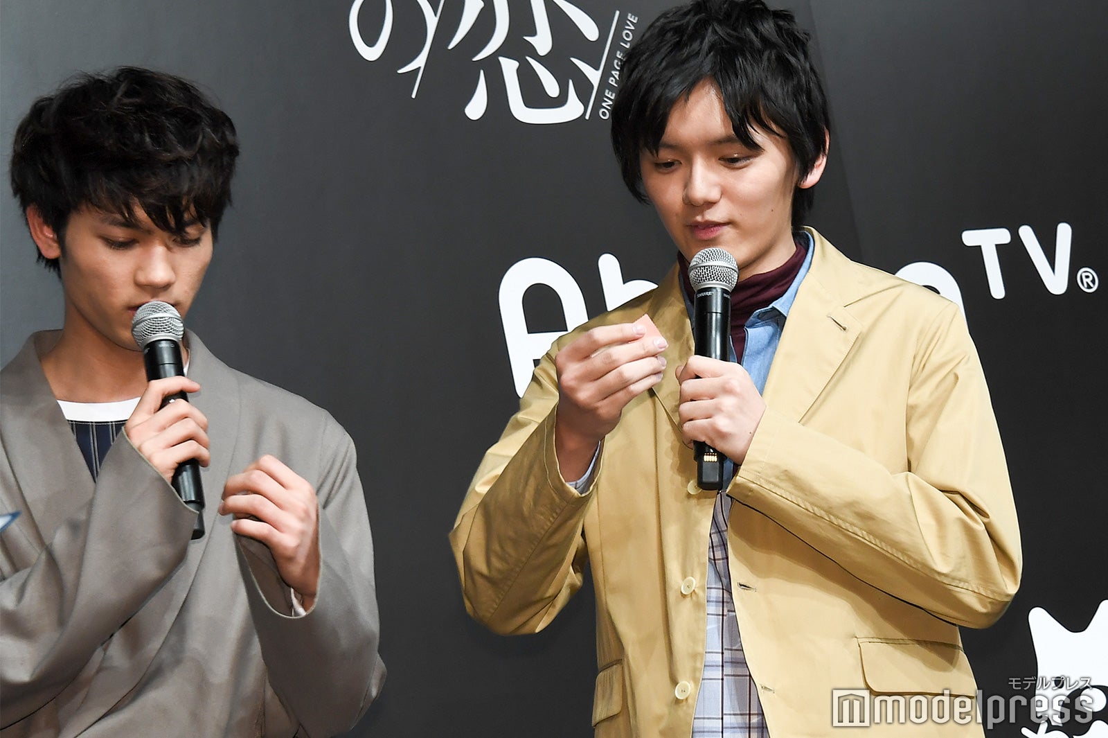当選者を確認する板垣瑞生、濱田龍臣 （C）モデルプレス
