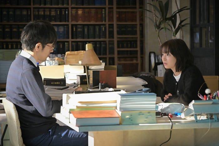 松山ケンイチ、広瀬すず「クジャクのダンス、誰が見た?」第2話(C)TBS