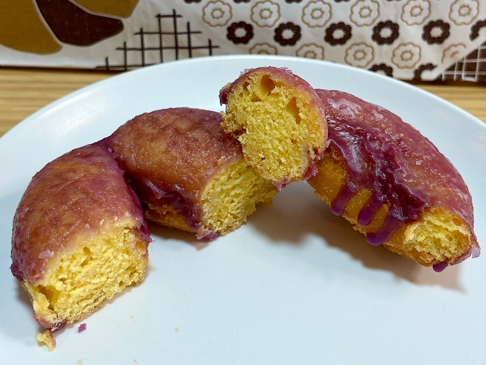 焼き芋風味のコーティングがアクセントになっています