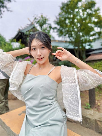 40歳"美しすぎる気象予報士"、デコルテまぶしい夏ワンピ姿に「女神や！」「清涼感あふれてる」
